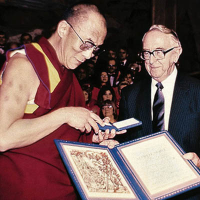 Далай-Лама в 1989 году на вручении Нобелевской премии мира
