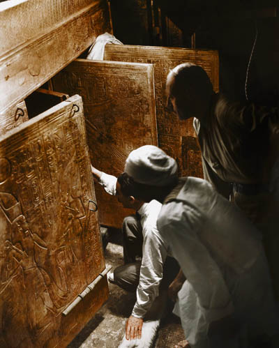 Говард Картер на пороге гробницы Тутанхамона в Долине Царей