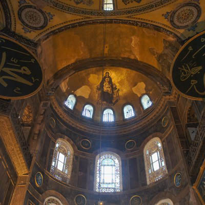 Стамбульская Айя-София, храм Святой Софии, впоследствии ставший мечетью, с мраморными колоннами и пышными мозаиками — шедевр византийской архитектуры