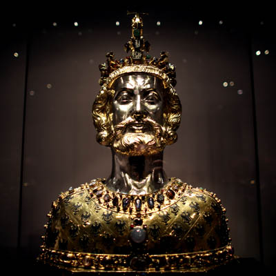 Фрагмент черепа Карла Великого, вмонтированный в золотой бюст императора, хранится в сокровищнице Ахенского собора