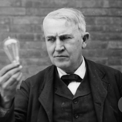 Первые лампочки сконструировал Джозеф Суон, но в обиход их ввёл Эдисон