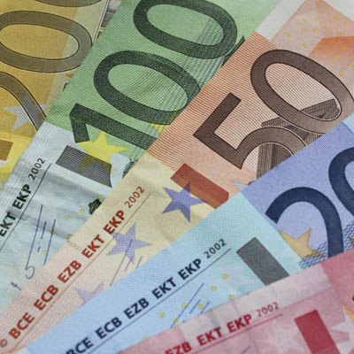Каждая из семи банкнот евро разного достоинства имеет свой цвет